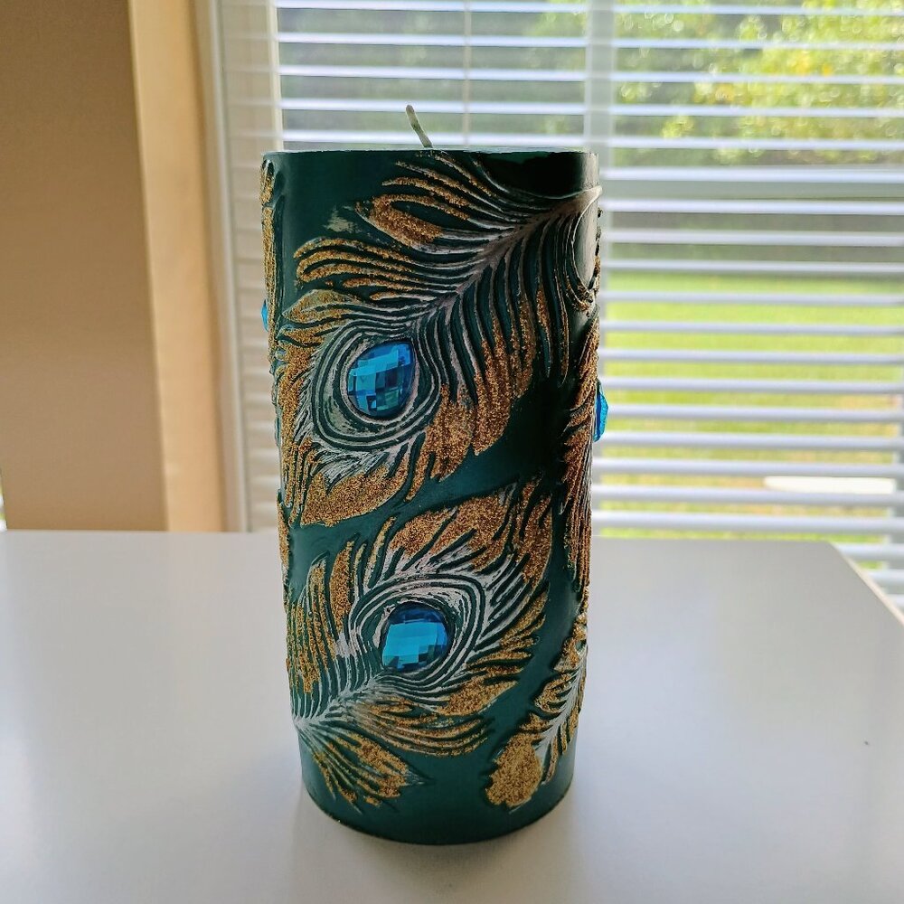 PIER 1 TEAL CANDLE W/WHITE & GOLD PEACOCK FEATHER MOTIF & BLUE DECORATIVE PIECES